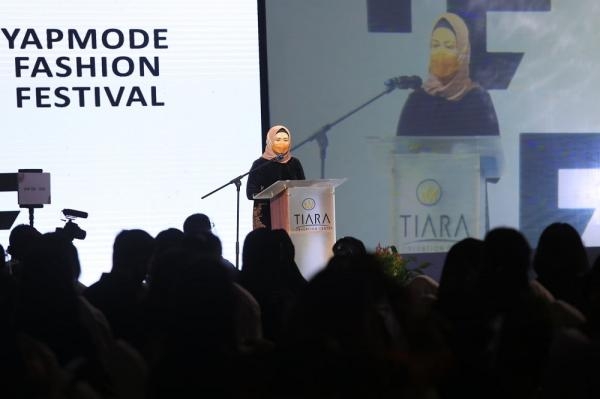 Sri Ayu Mihari Buka Yapmode Fashion Festival 2021